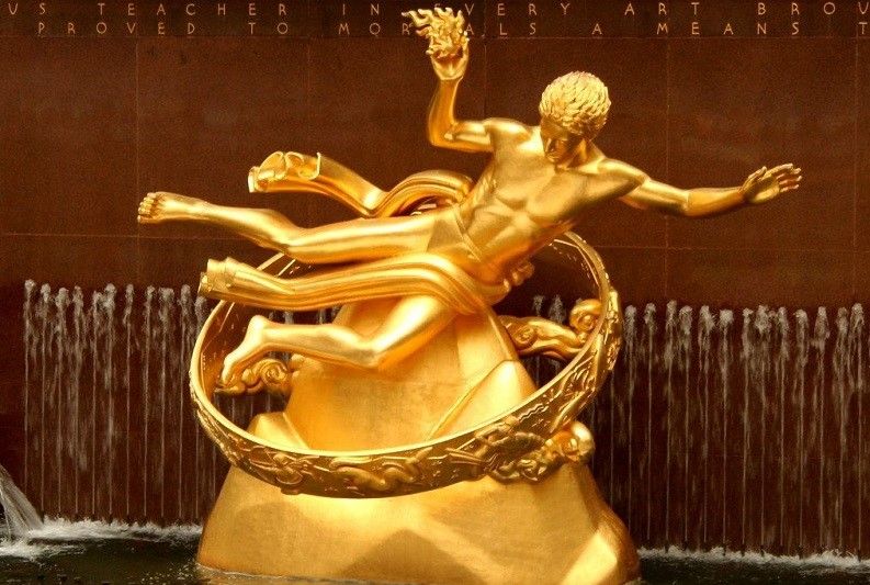 Estatua dorada de Prometeo